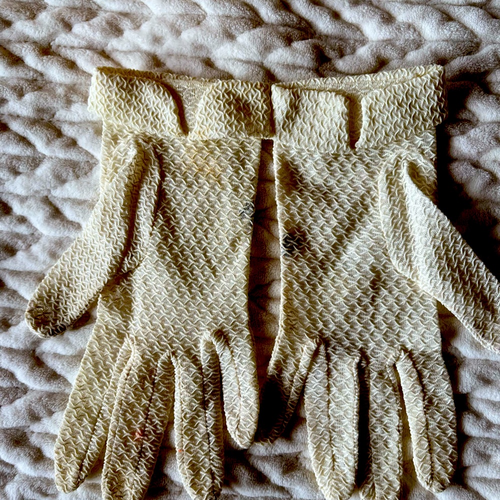 Vintage Fownes patterned white gloves size 6.5